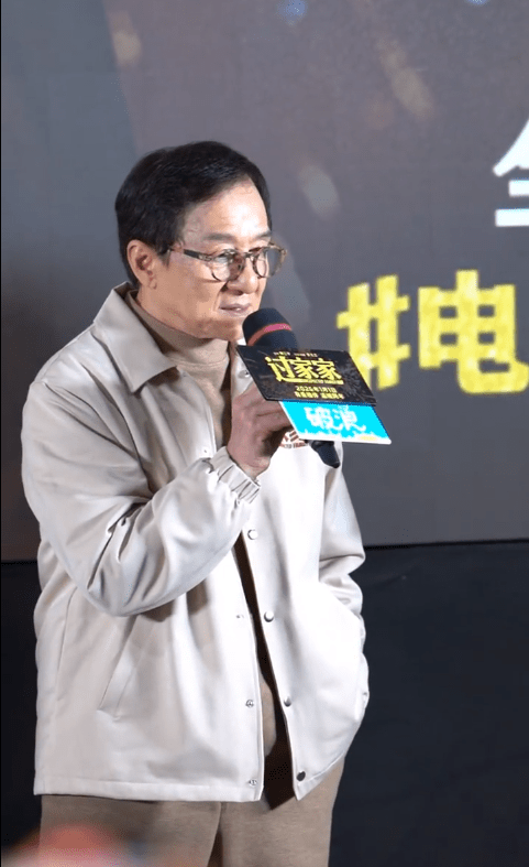 成龍接兒房祖名來電,因語氣過重,弄巧成拙把兒子鬧走。 成龍接兒房祖名來電,因語氣過重,弄巧成拙把兒子鬧走。