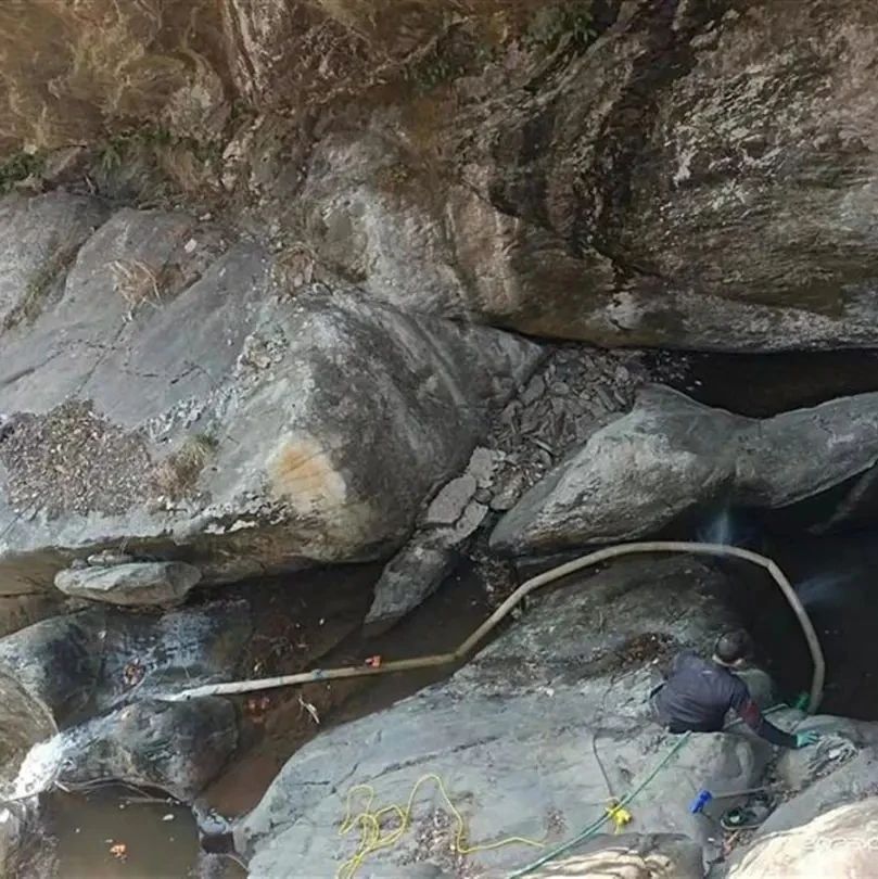 女遊客不慎將手機掉進約700米深的峽谷。 網圖