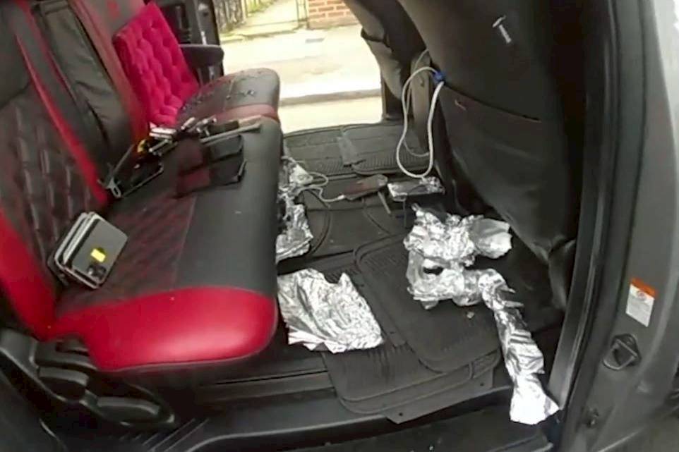 警方在其中一項行動中，在車內發現多部失竊手機，被包上錫紙。倫敦警察廳