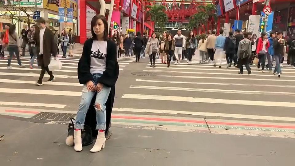 即使身邊的路人經過或過馬路,佘詩曼亦毫無反應,未知當時她是否正在進行拍攝。 即使身邊的路人經過或過馬路,佘詩曼亦毫無反應,未知當時她是否正在進行拍攝。