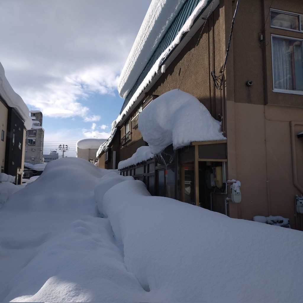 青森地區遭遇世紀大雪，積雪高度超過一個成人身高。X@Omoiden