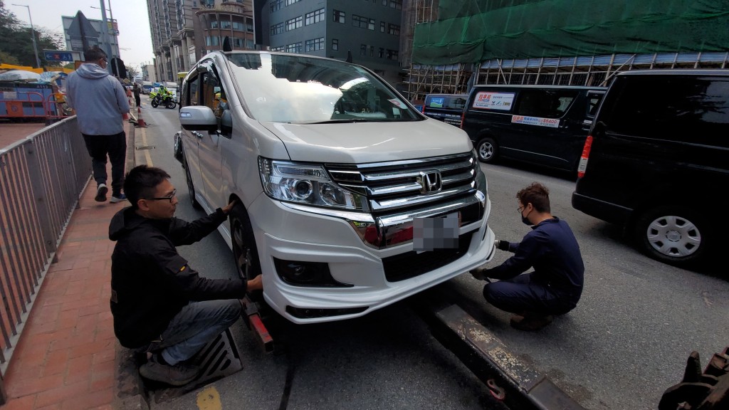 七人車由拖車拖走。蔡楚輝攝