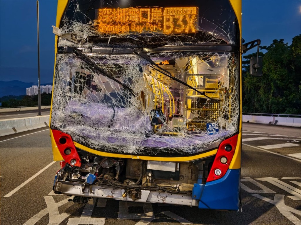 巴士擋風玻璃碎裂。 巴士擋風玻璃碎裂。