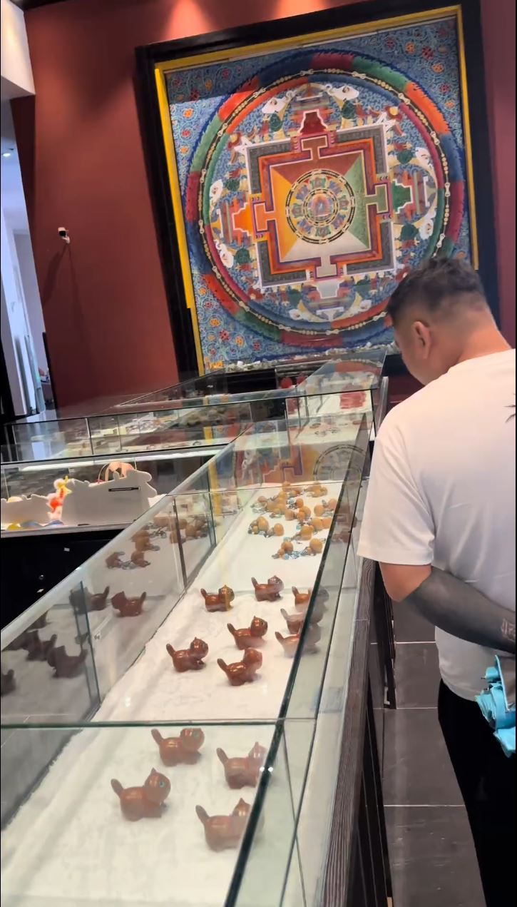內蒙古包頭五當召寺指，營運公司全權負責銷售商品，與寺廟無關。