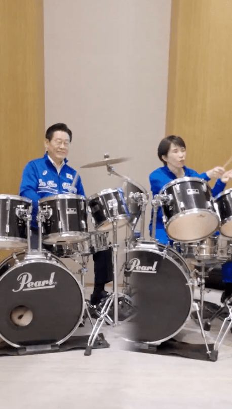 高市早苗和李在明同台擔任鼓手合奏多首流行金曲,包括韓國天團BTS的《Dynamite》。X@Jaemyung_Lee 高市早苗和李在明同台擔任鼓手合奏多首流行金曲,包括韓國天團BTS的《Dynamite》。X@Jaemyung_Lee