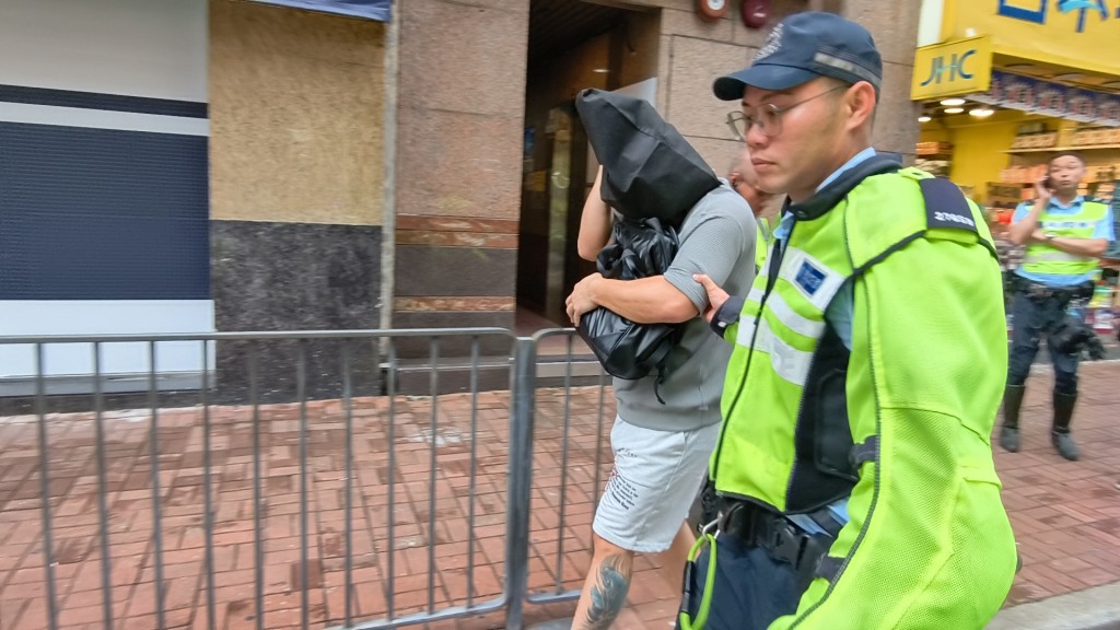 司機協助警方調查。黃文威攝 司機協助警方調查。黃文威攝