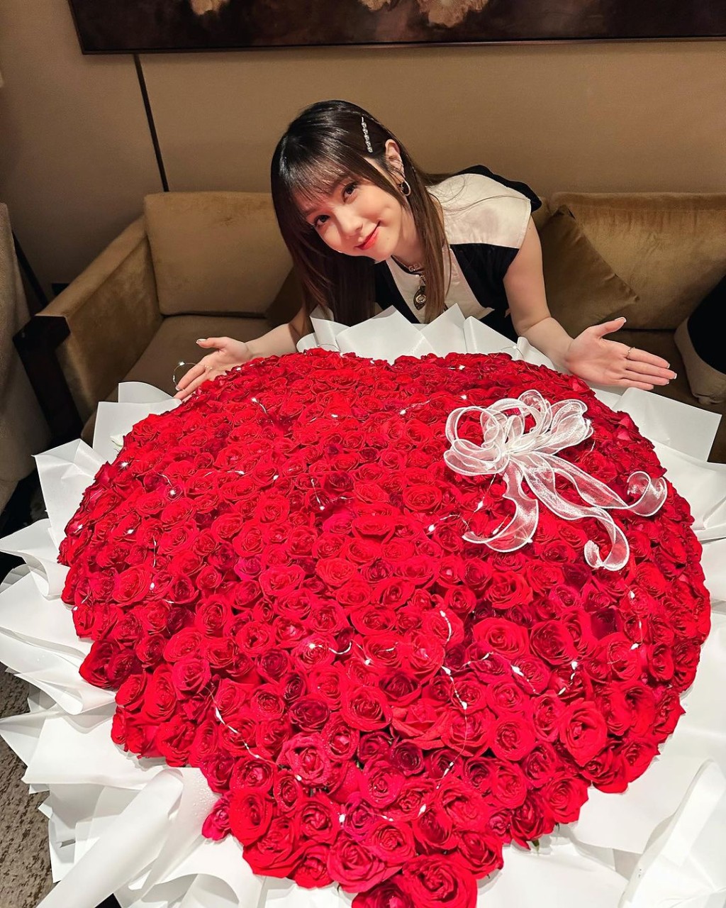 邓紫棋一副冧样捧着目测约99支的大束红玫瑰，相当浪漫。