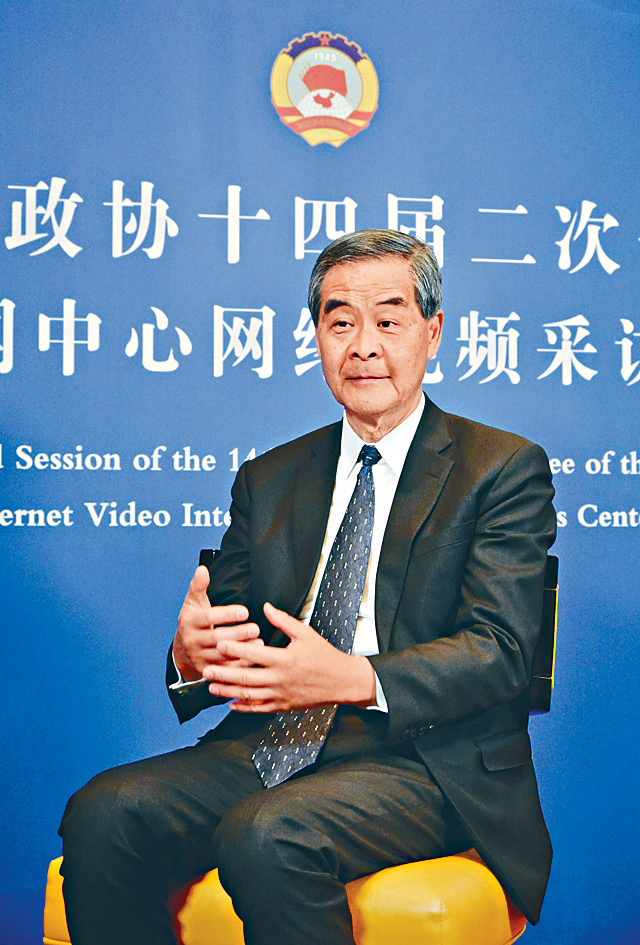 梁振英強調國家報告中就算無寫上港澳的部分，中央心中都有香港。