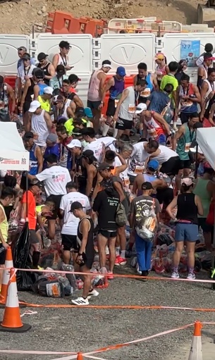 有市民反映領取行李狀況混亂。「香港跑步關注組」fb截圖 有市民反映領取行李狀況混亂。「香港跑步關注組」fb截圖