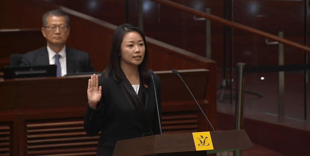 本身為東區區議員的植潔鈴，元旦日宣誓成為立法會議員。