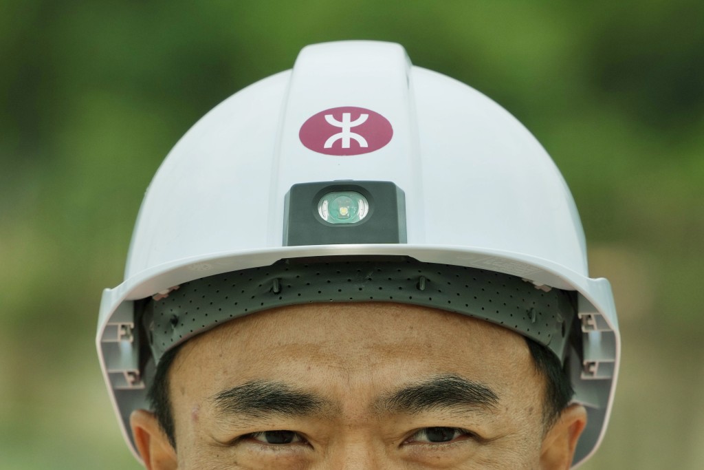 工友配戴的「智能頭盔」，能避免他們誤闖鐵路危險區域。 蘇正謙攝