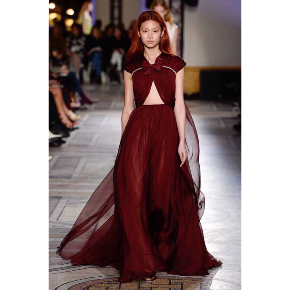 鄭浩妍的一頭紅髮成為她的標誌。