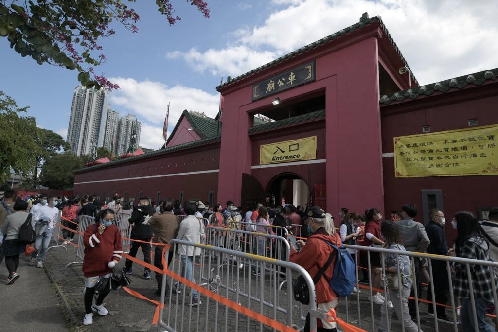 大批市民到車公廟上香祈福。