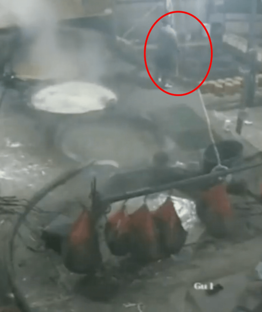 閉路電視畫面記錄了事發時的恐怖一幕,當時達尼什正站在巨大糖漿桶旁作業。X@world24x7hr(下同) 閉路電視畫面記錄了事發時的恐怖一幕,當時達尼什正站在巨大糖漿桶旁作業。X@world24x7hr(下同)