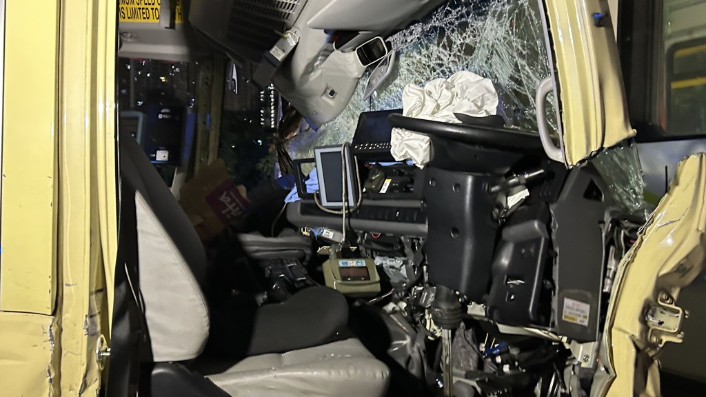 小巴男司機一度被困車內。 小巴男司機一度被困車內。