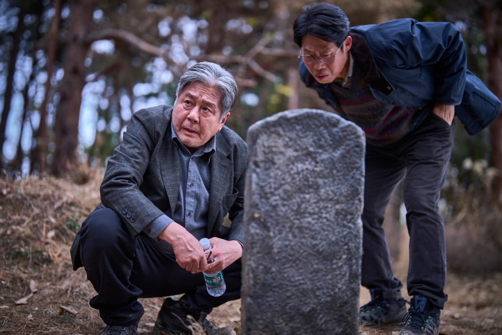 韓片《破墓》講述接受巨資委託移葬可疑墓地的風水師，與同行的葬儀師、巫女之間發生的奇異事件。