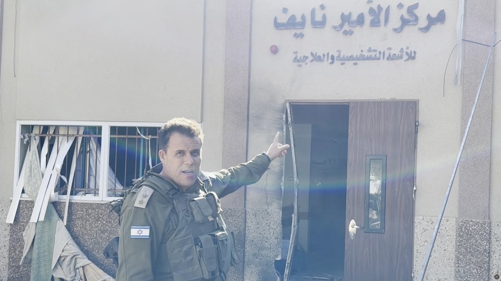 以軍指著醫院的標示牌，指哈馬斯指揮中心設於醫院下方。路透社