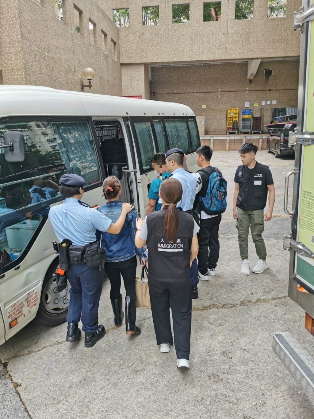 警联同入境处东九龙打击黑工拘捕31人。警方图片