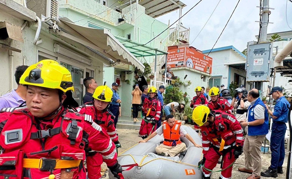 消防處聯同南區民政事務處和警務處在大浪灣村低窪地區與村民一起進行水浸救援演練。消防處FB圖片 消防處聯同南區民政事務處和警務處在大浪灣村低窪地區與村民一起進行水浸救援演練。消防處FB圖片