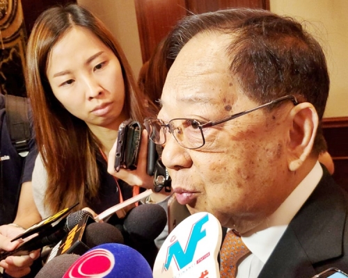 梁志堅（右）指風波已令地產等各行業進入衰退。