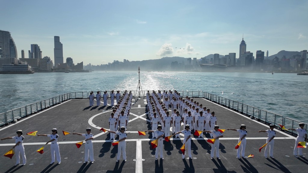 為慶祝新中國成立76周年，官兵以旗語打出「國安家好」。