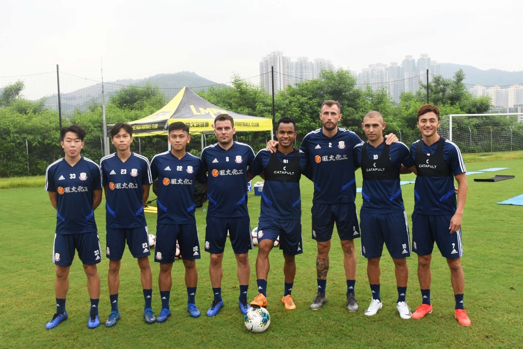 理文吸納不少沙場老將加盟，包括傑志中堅列斯奧(右三)、射手佐迪(左四)及中場通天老倌李康廉(右一)等。　郭晉朗攝