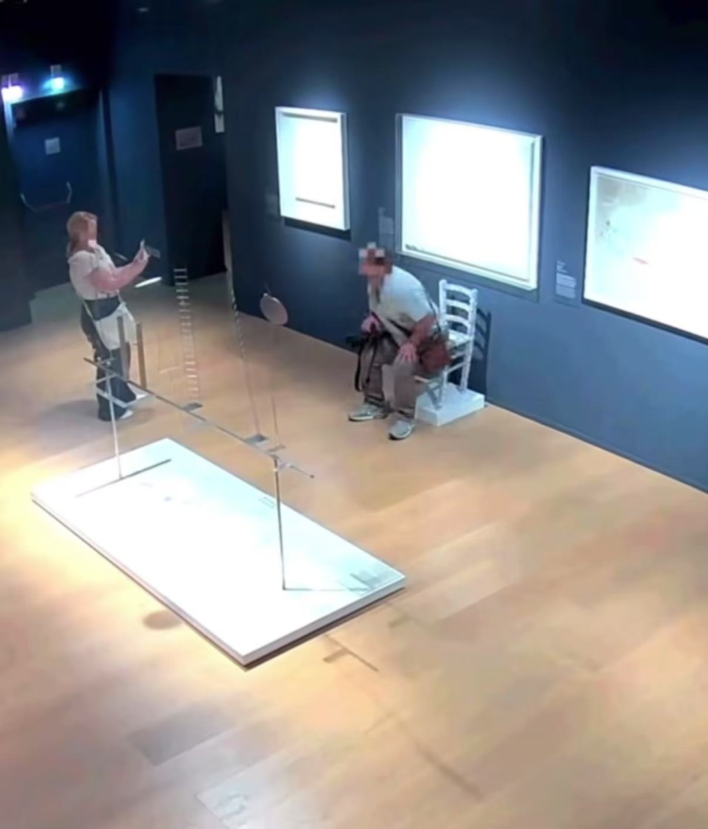 Swarovski水晶「梵高椅」遭壓壞。FB@Palazzo Maffei Verona