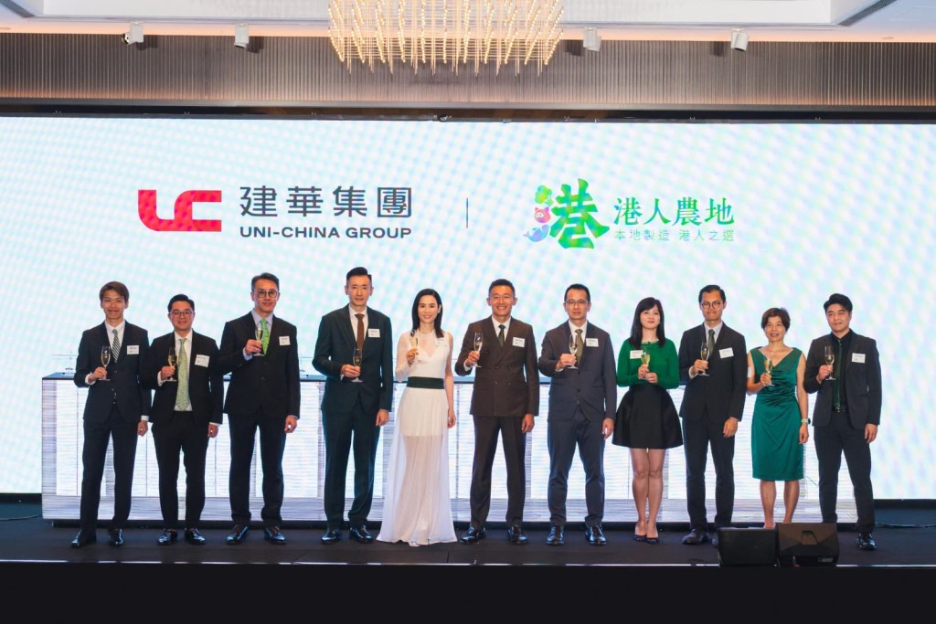 左起：建華集團執行董事兼總經理(資產管理) 凌浩賢、首席投資官凌偉豪、副主席凌偉材、副主席凌偉漢、宣萱、建華集團主席凌偉業、副主席葉銘釗、執行董事兼首席營銷及數碼官龍文慧、執行董事張奇鋒、首席財務總監陳莉芝以及副行政總裁 (零售) 黃偉漢。