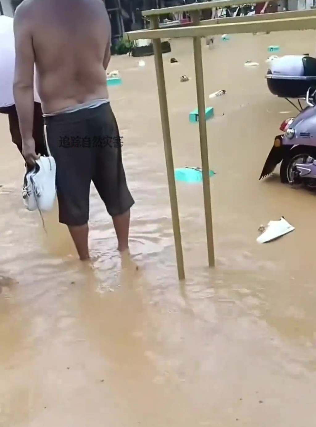 溫州暴雨鞋廠水浸,瑞安「滿街漂鞋」村民瘋搶打撈。 抖音 溫州暴雨鞋廠水浸,瑞安「滿街漂鞋」村民瘋搶打撈。 抖音