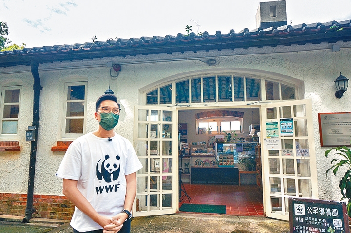 WWF元洲仔及中環訪客中心營運經理Matthew,跟我講解大宅的歷史。
