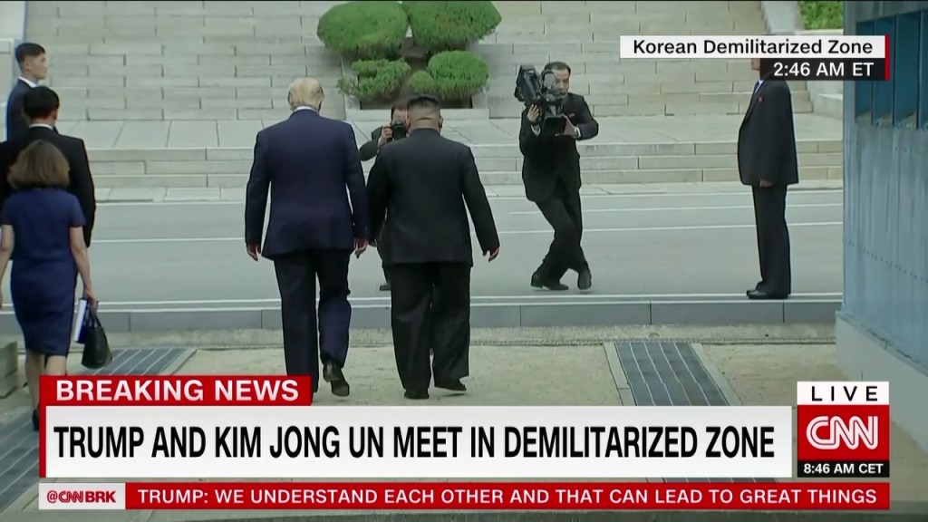 特朗普与金正恩跨越分界线。CNN
