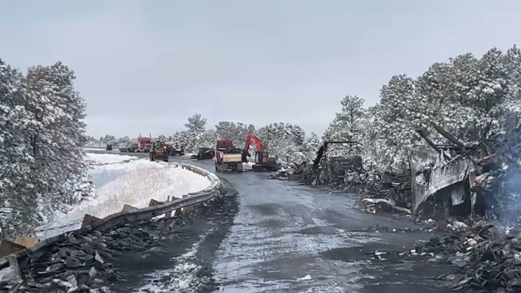 美國40號州際公路於3月13日發生的嚴重事故涉及22架車，車子燒至難以辨識。 FB / Arizona Department of Public Safety