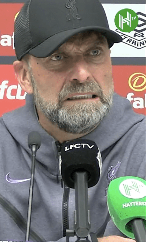 利物浦领队高普在记者会时被告知曼联大败的消息时，表情错愕。网上图片