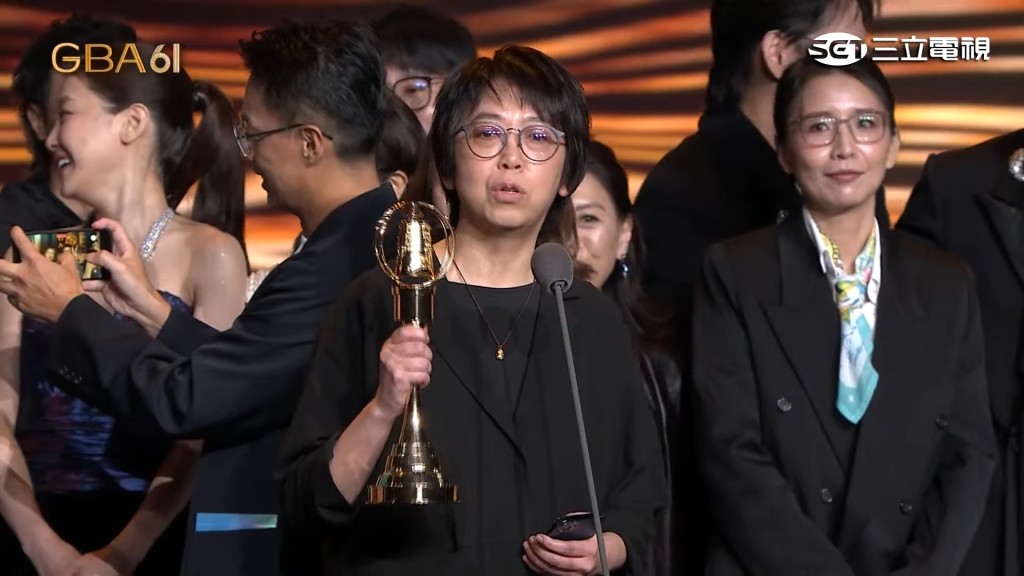 《我們與惡的距離II》劇組領取全晚壓軸大獎「戲劇節目獎」。