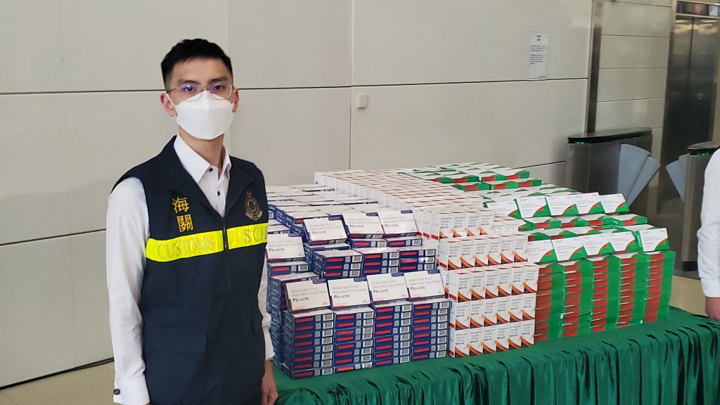 海關有組織罪案調查科特別調查第一組調查主任康恩展示所檢獲藥物。蔡楚輝攝