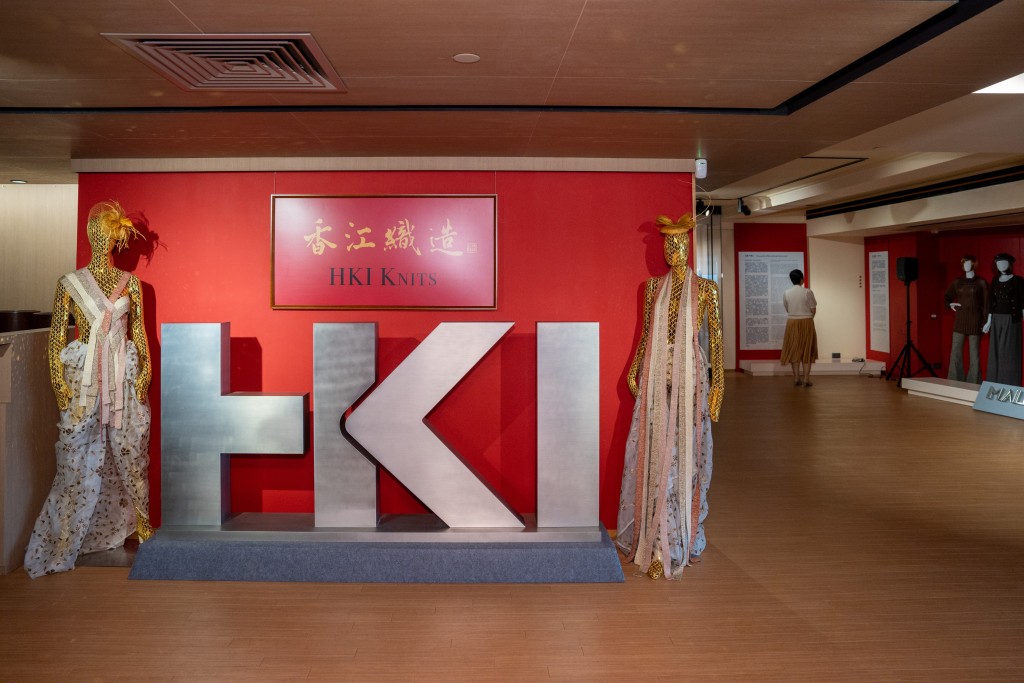蘇媛 –《香江織造》回顧香港紡織歲月｜除了一些風靡一時的經典時裝，還展出難得一見的紡織機器和歷史照片。（圖：一新美術館）