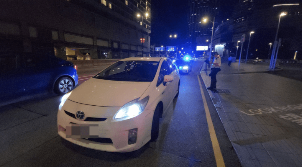 西九交通特遣隊在梳士巴利道截獲一架毒品快餐車。黎志偉攝 西九交通特遣隊在梳士巴利道截獲一架毒品快餐車。黎志偉攝
