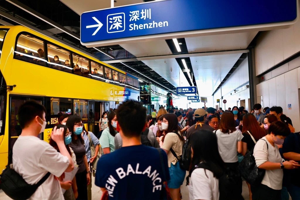 測試重點針對公共運輸交匯處的承載能力,劇本設計涵蓋的士、專營巴士及綠色專線小巴同時上落客的高密度場景。鄧炳強fb 測試重點針對公共運輸交匯處的承載能力,劇本設計涵蓋的士、專營巴士及綠色專線小巴同時上落客的高密度場景。鄧炳強fb