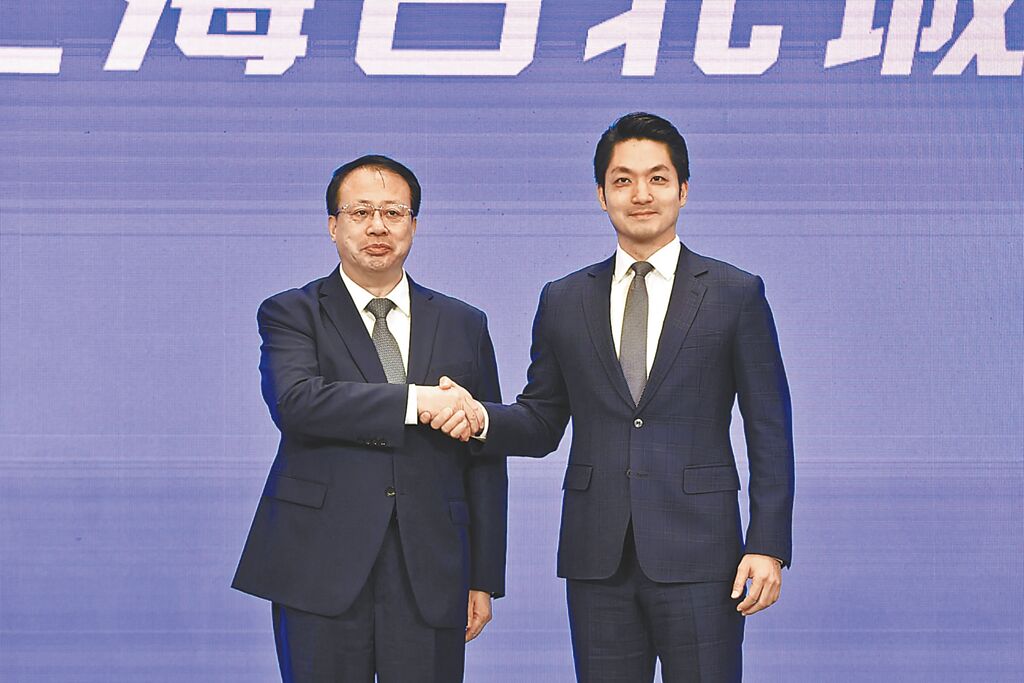 台北市长蒋万安（右）去年赴上海出席双城论坛，与上海市长龚正（左）合影。中时