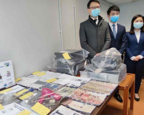 馬怜昊（左）、潘崇禮（中）及秀茂坪警區偵緝高級督察朱婉湉（右）交代案情。梁國峰攝
