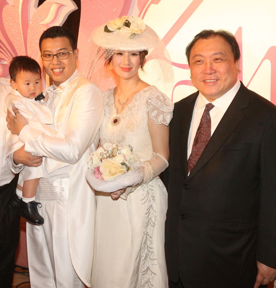 孟瑶举行婚礼时,王晶都有到贺。