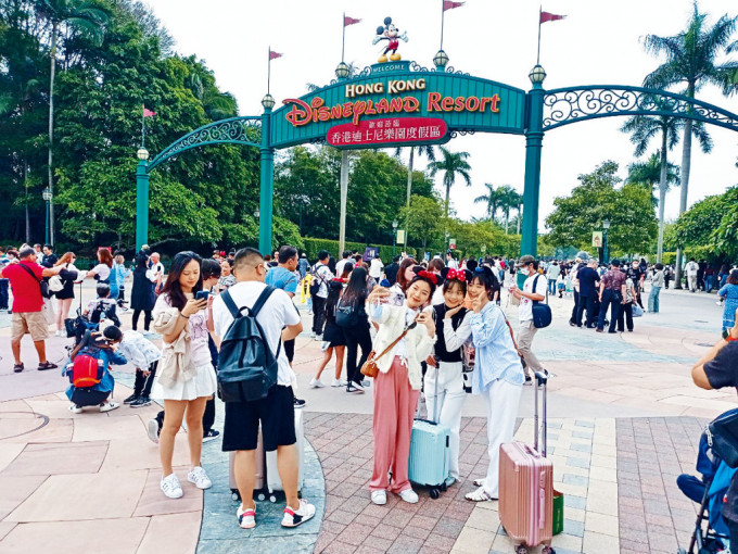 网民认为广州建迪士尼乐园可与香港迪士尼形成「双子星」。