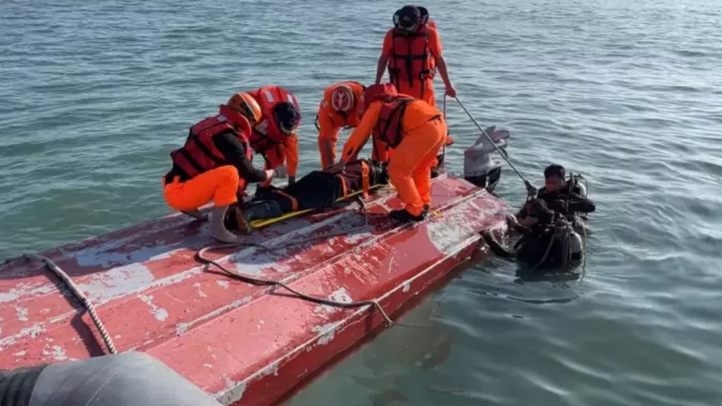 大陸快艇被台灣海警追捕翻船，兩人被救起送院證實不治。