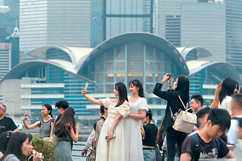 旅發局不時會向訪港旅客派發優惠券，刺激消費。