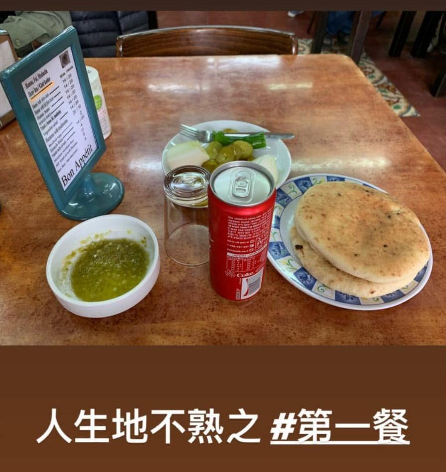 其中一張寫上人生地不熟之#第一餐。張敬軒ig