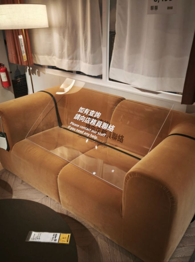 有網民發現IKEA出動「絕招」，在陳列的梳化上放置巨大的透明膠牌。 