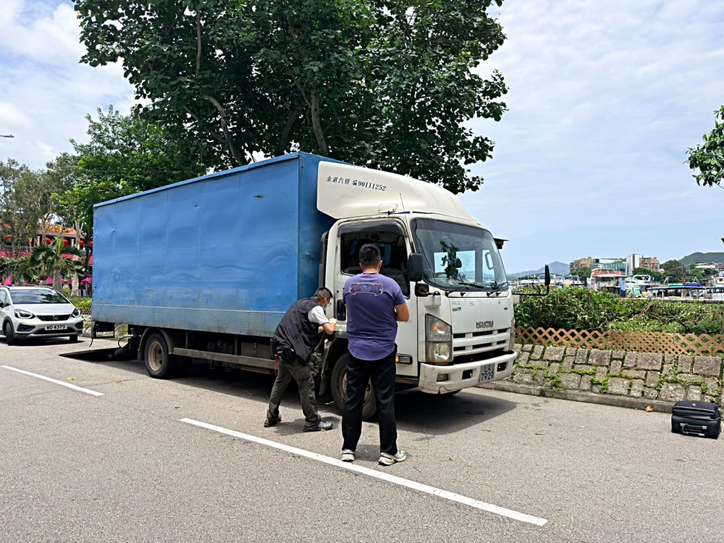 探员在货车上扫取指模。梁国峰摄 探员在货车上扫取指模。梁国峰摄