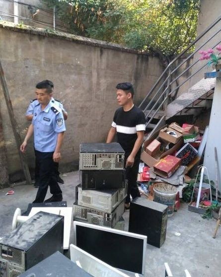 民警將網吧的電腦等充公。
