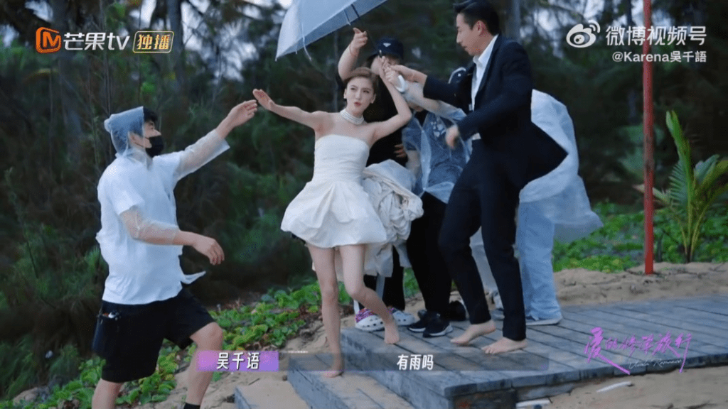 吴千语今午（30日）在微博转载内地恋爱真人骚《爱的修学旅行》中播出的海滩婚照拍摄花絮。