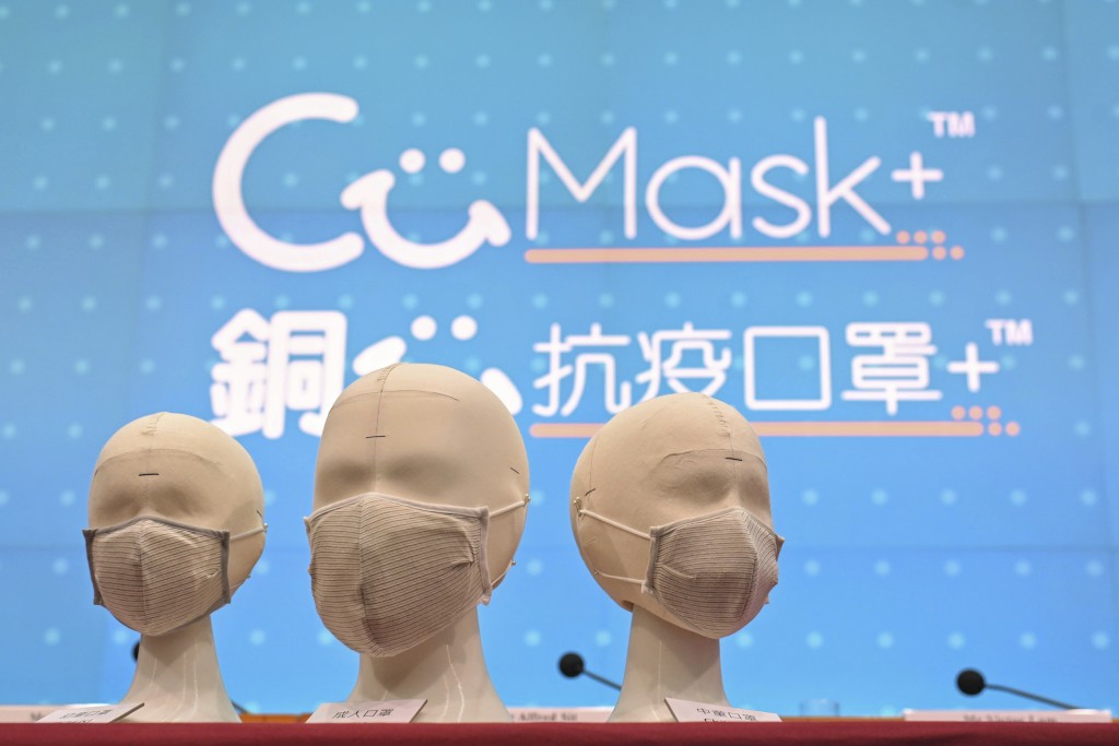 王浩信所戴的口罩是政府2020年派发的「铜芯抗疫口罩」。